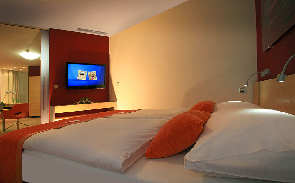 Orea Hotel Atrium โอโตรโกวิตเซ ภายนอก รูปภาพ